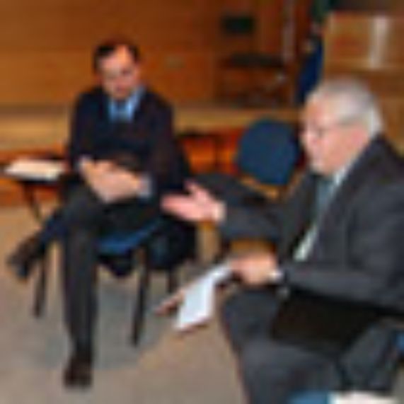 Profesores Troncoso y Vargas, parte de los participantes de la mesa redonda. 