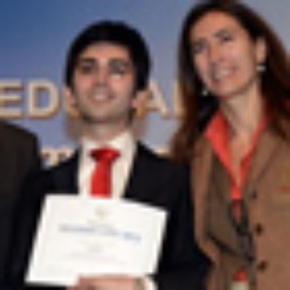 El premio fue entregado por el director de Libertad y Desarrollo, Luis Larraín, y la ministra de Educación, Carolina Schmidt.