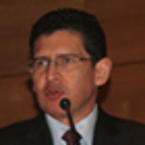 El profesor Carlos Dettleff y el procurador general de Ecuador, Diego García Carrión, fueron los expositores del foro. 