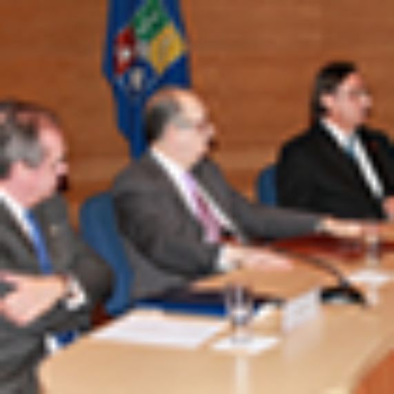 El decano Roberto Nahum junto al presidente de la Corte Suprema, Rubén Ballesteros, al presidente de la Suprema Corte de la provincia de Mendoza, Alejandro Pérez, y al ministro Milton Juica. 