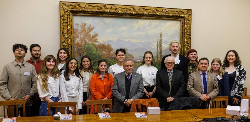 El Decano Pablo Ruiz-Tagle le brindó una bienvenida a los estudiantes que visitaron la Facultad.