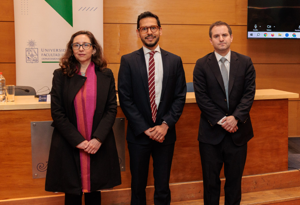En la fotografía, la Directora del Departamento de Derecho Privado, Magdalena Bustos; el profesor de la U. Externado de Colombia, Alexander Vargas; y el profesor de la U. de Chile, Ignacio Ríos.