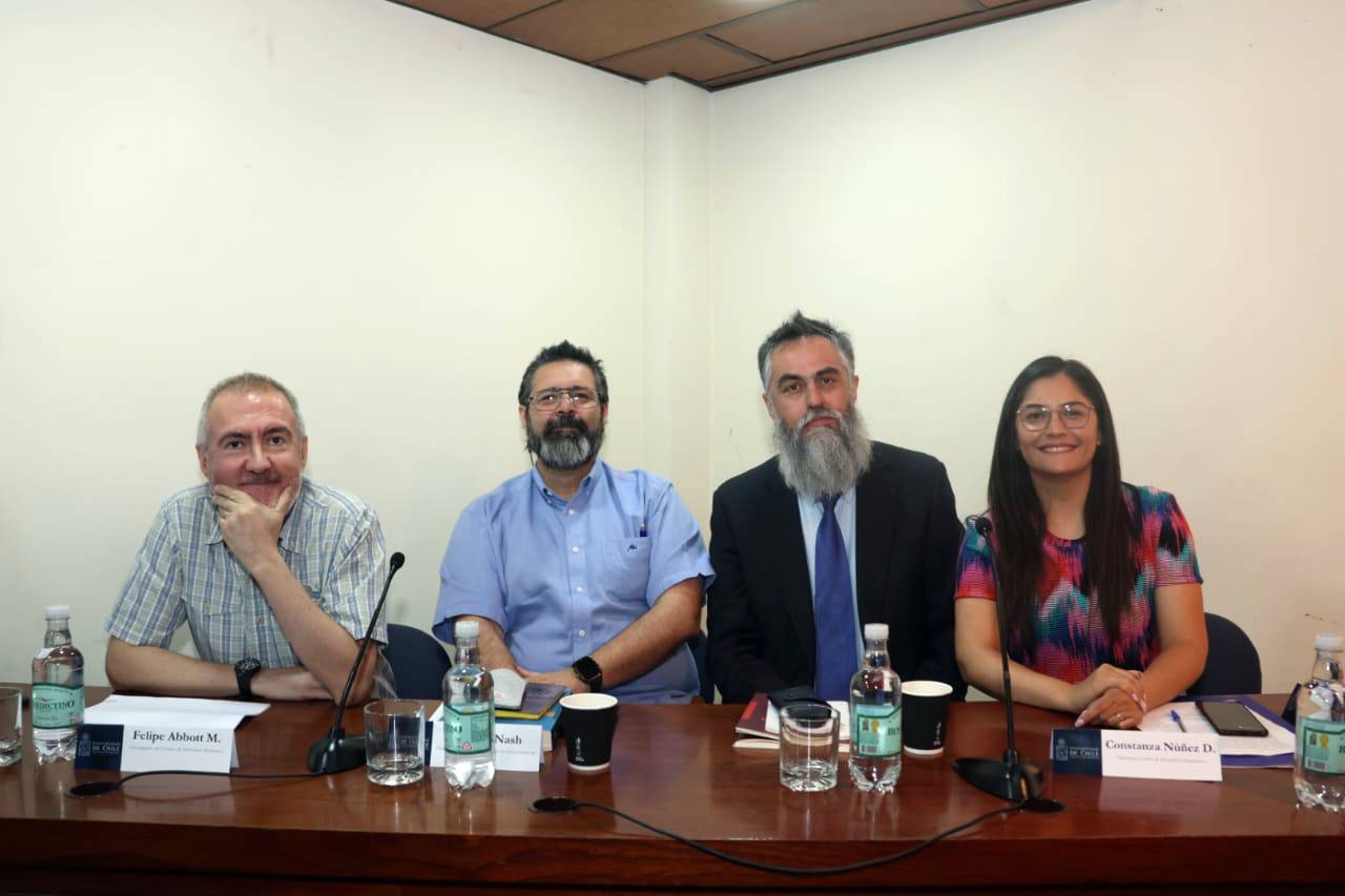 De izquierda a derecha, el profesor Felipe Abbott, el profesor Claudio Nash, el abogado Julio Cortés, y la directora del CDH, prof. Constanza Núñez.