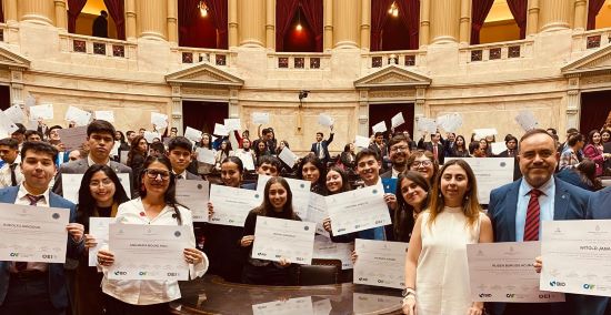 El grupo de alumnos en la Cámara de Diputadas y Diputados de Argentina.
