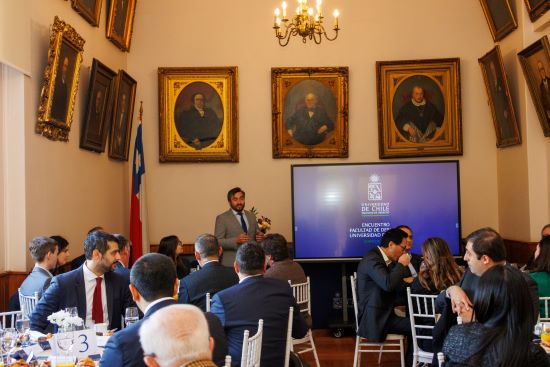 Pablo Rubio, Jefe de la Unidad de Egresados, expone sobre las cifras de la Facultad.