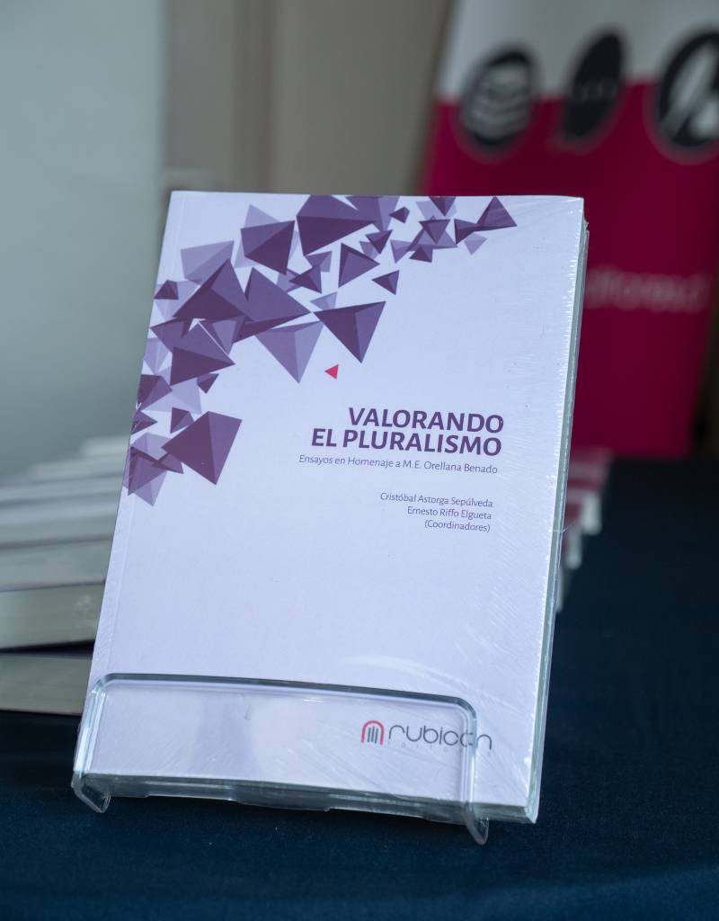 Durante la actividad estuvo disponible el público el libro "Valorando el pluralismo. Ensayos en homenaje a M. E. Orellana Benado".