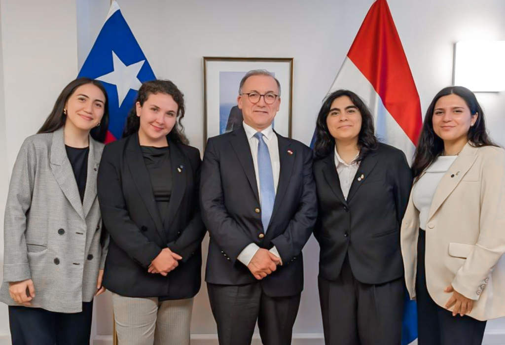 El equipo representante de la Universidad de Chile junto al Embajador de Chile en Países Bajos, Jorge Carvajal.