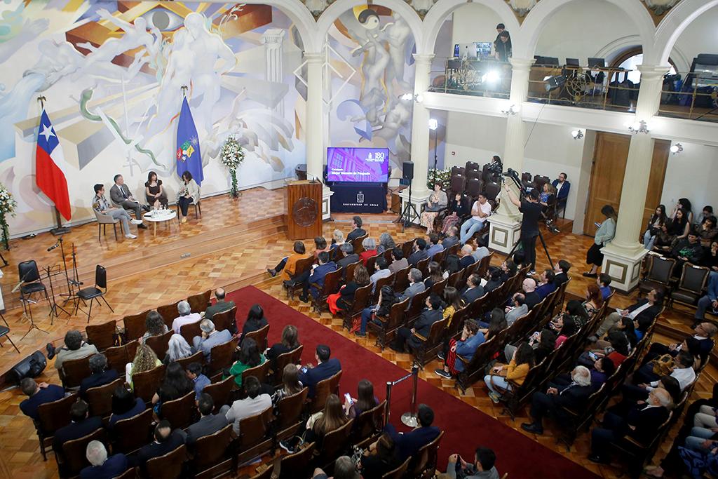 Este lunes 14 de noviembre, en el Salón de Honor de la U. de Chile, se realizó la ceremonia de Mejor Docente de Pregrado, donde fueron homenajeados 42 académicos y académicas de la Casa de Bello.