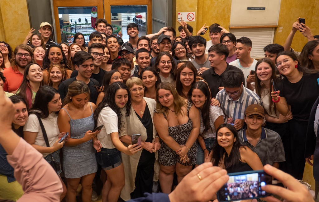 Durante su visita a la Facultad de Derecho, la Expresidenta Bachelet tuvo la oportunidad de compartir con los estudiantes.