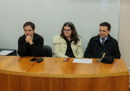 El jurado de izq. a der.:profesor Nicolás Vidal, abogada Emilia Jocelyn-Holt, profesor Joaquín Trujillo.