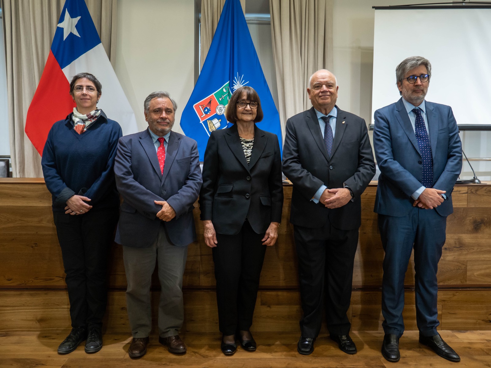 La firma del convenio se dio en presencia de la Rectora de la Universidad de Chile, Rosa Devés. Le acompañan la Directora de  Relaciones Internacionales, profesora Aude Argouse y el secretario de la CIDH, Pablo Saavedra.