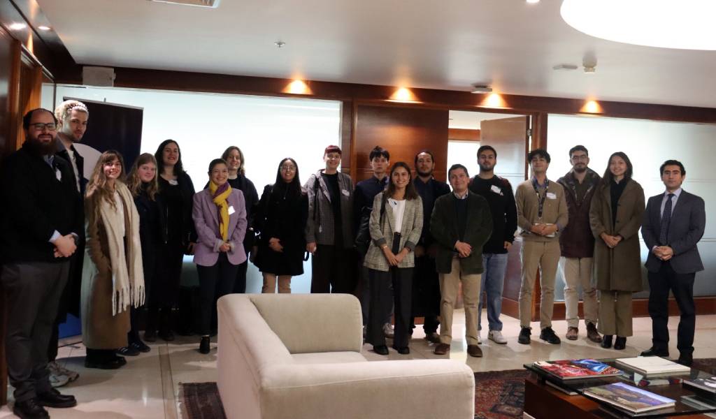 La delegación de estudiantes pudo conocer el trabajo de instituciones públicas y privadas, teniendo la posibilidad de visitar la oficina del estudio Cariola Diez Pérez-Cotapos Abogados.