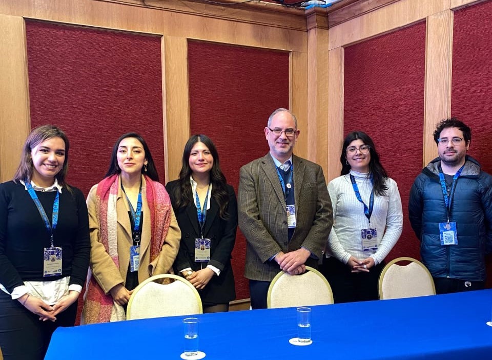 María Jesús Maibe, Montserrat Peña, Catalina Gatica, Prof. Luis Valentín Ferrada, Giovannina Sutherland y Cristián Arroyo. Créditos fotografía: Carolina Gajardo.