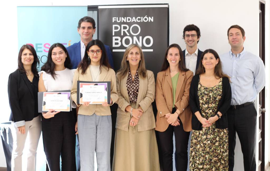 De izq. a der: Profesora Nicole Nehme, miembro del consejo consultivo de FPB; las estudiantes Isidora Molina y Florencia Campos; Andrés Grunewaldt, miembro del consejo consultivo de FPB; Eva Méndez, directora ejecutiva de FPB; los abogados tutores del proyecto Fernanda Irrazabal y Martín Vial, de Barros & Errázuriz; Paulina Corral, coordinadora del Desafío Pro Bono, y José Tomás Hurley, director de FPB.