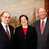 La ministra Kagan junto al decano Nahum y al embajador de Estados Unidos en Chile, Alejandro Wolff.