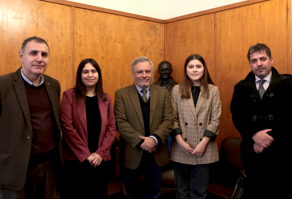 Tras regresar a Chile, las estudiantes se reunieron con el Decano, Pablo Ruiz-Tagle; el Vicedecano, Francisco Soto; y el profesor Eduardo Picand.