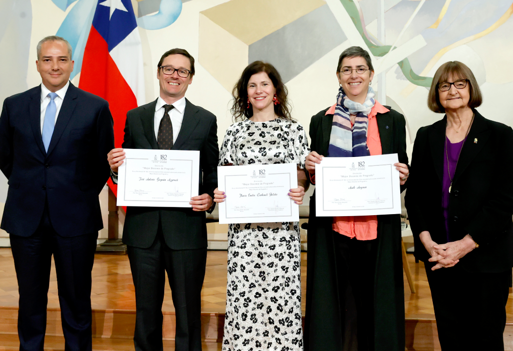 El director de la Escuela de Pregrado, Miguel González, los profesores José Antonio Guzmán, Flavia Carbonell, y Aude Argouse, junto con la Rectora, Rosa Devés.