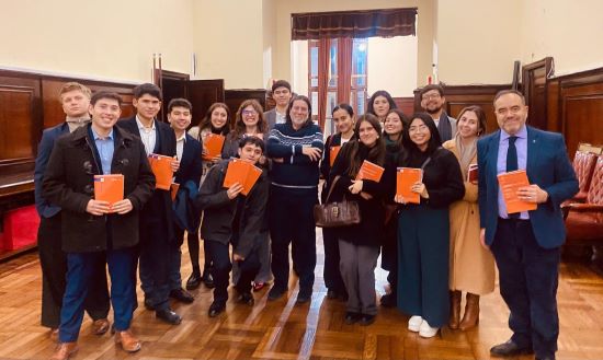 El grupo de la Facultad junto al director del Departamento de Ciencias Sociales, profesor Ricardo D. Rabinovich-Berkman.