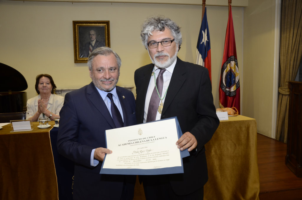 El Decano Ruiz-Tagle recibe el diploma acreditativo de manos del director de la Academia Chilena de la Lengua.