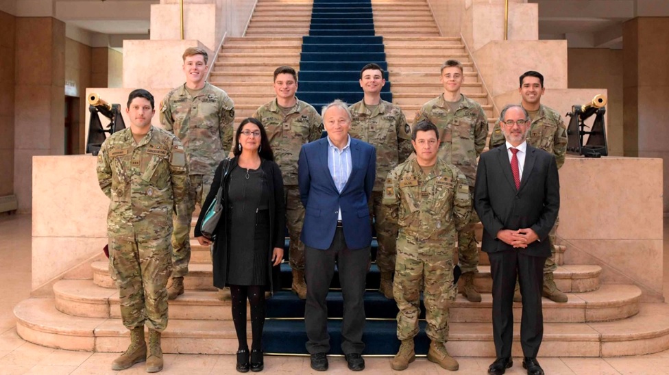 El profesor Tim Bakken durante su visita a la Escuela Militar, donde compartió con diferentes autoridades y cuatro cadetes estadounidenses, que se encuentran de intercambio.