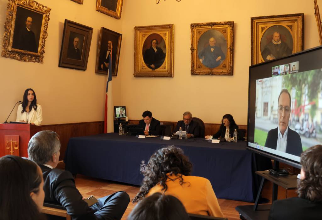 La ceremonia inaugural del Pre-Moot se desarrolló en la Sala de Facultad, siendo encabezada por el Decano Pablo Ruiz-Tagle y el profesores de la Bucerius Law School de Hamburgo, Stefan Kröll.