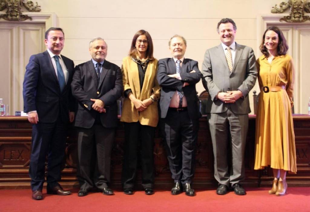 Prof. Claudio Palavecino, Decano Pablo Ruiz-Tagle, Prof. Teresita Tagle, Prof. Carlos Palomeque, Decano Gabriel Bocksang y la Prof. y Vicedecana de Derecho PUC, Carmen Domínguez.