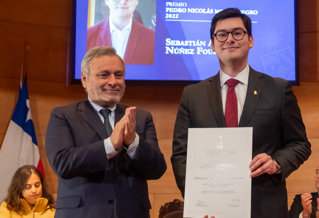 Sebastián Núñez Fournier recibe de manos del Decano Pablo Ruiz-Tagle el premio "Montenegro" 2022.