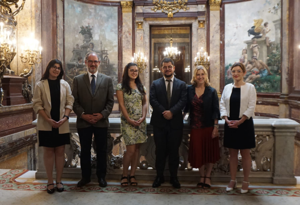 La delegación del Programa de Estudios Antárticos junto con el Embajador de Chile en España, Javier Velasco, y la profesora Elena Conde.