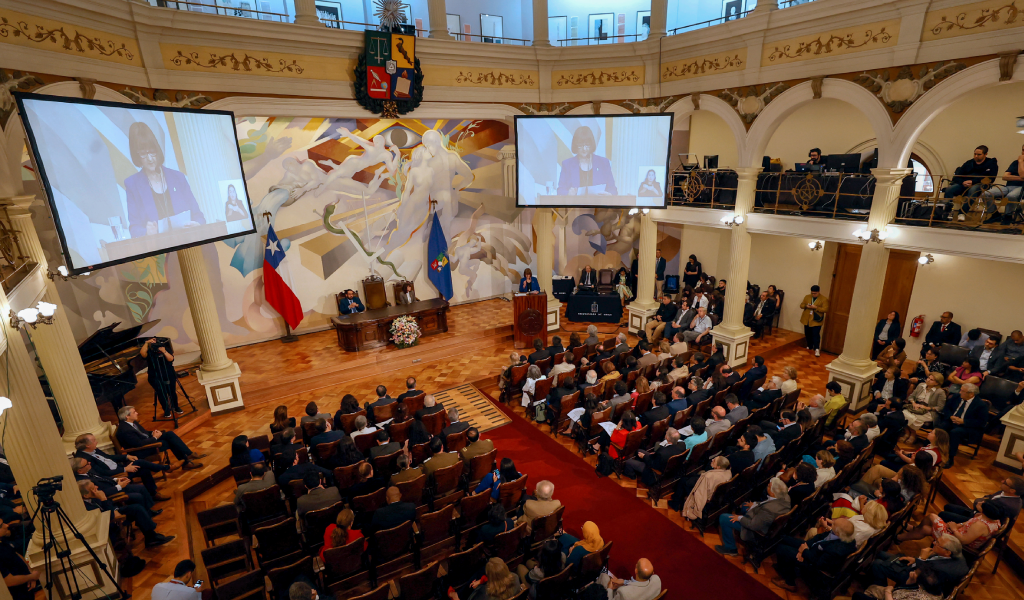 Académicos, estudiantes, funcionarios y autoridades universitarias y de gobierno fueron parte de esta cita en el Salón de Honor de la U. de Chile.