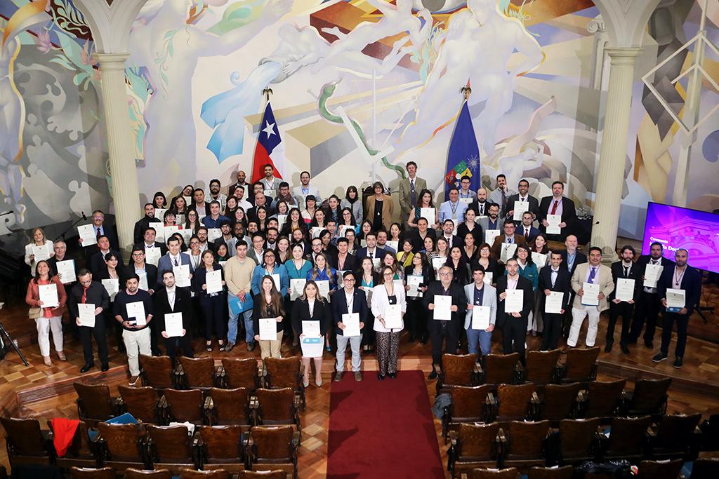 159 nuevos doctores y doctoras de una treintena de programas recibieron la Medalla Doctoral de la U. de Chile.