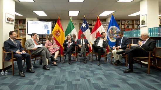 La mesa redonda sobre los procesos cosntitucionales en Chile, fue moderada por el profesor Claudio Grossman.