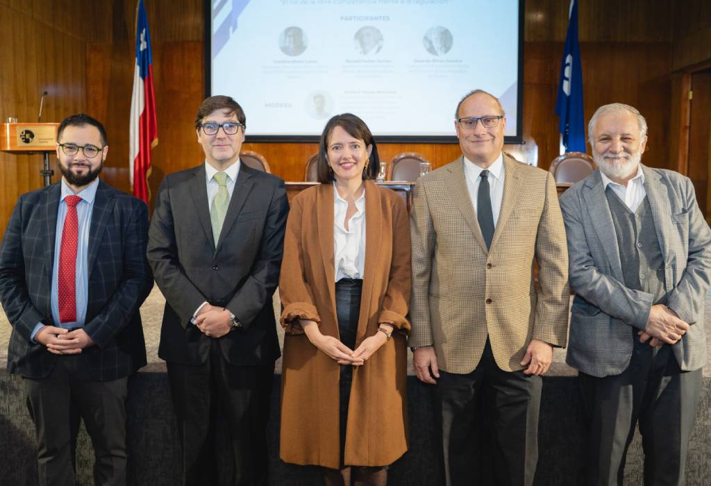 De izquierda a derecha, Richard Tepper Maturana; el presidente del TDLC, profesor Nicolás Rojas; la directora del RegCom, profesora Catalina Medel; Ronald Fischer y Eduardo Bitrán.