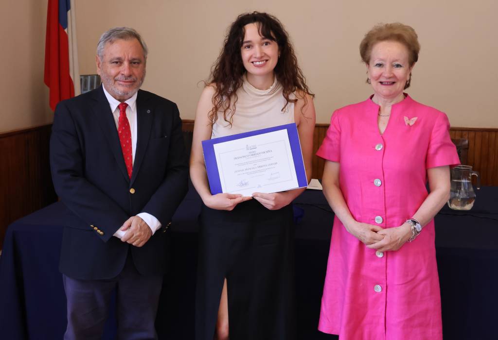 El Decano, Pablo Ruiz-Tagle, junto con la ganadora del premio Francisco Orrego Vicuña, Antonia Urrutia, y la profesora, María Teresa Infante.