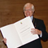 El rector Víctor Pérez junto al decano Roberto Nahum entregaron la medalla y diploma al profesor Bacigalupo.
