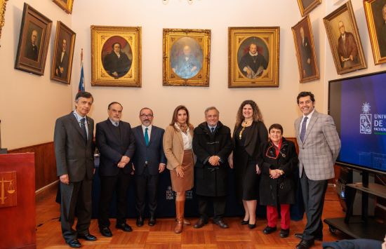 DE izq. a der.:prof. Álvaro Anríquez, Enrique Navarro, Ricardo Vásquez, Isabel Margarita Cabello, Decano Pablo Ruiz-Tagle, Paula Vial, Julia Urquieta, José López.