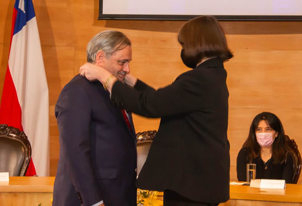 La Rectora Rosa Devés hace entrega de la medalla Andrés Bello al Decano Pablo Ruiz-Tagle.