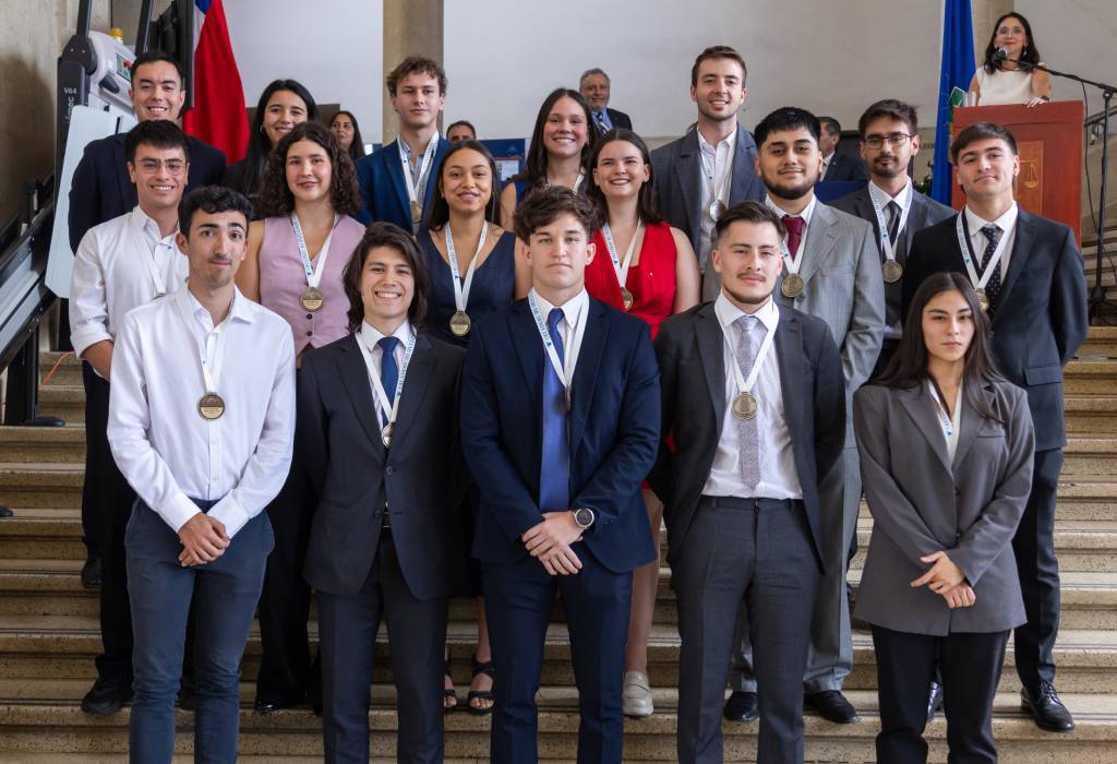 Grupo de estudiantes reconocidos como los mejores deportistas por cada rama deportiva.