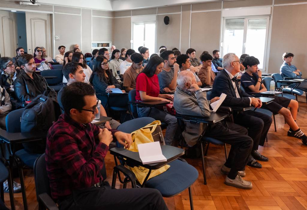 La concurrencia se compuso principalmente de estudiantes, profesores de la Escuela, de otras facultades de la U. de Chile y de otras casas de estudios.