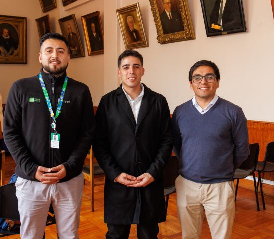 De Izq. a der: José arroyo, experto Achs, Giovanni Paredes, prevencionista de riesgo Facultad de Derecho, y Víctor Aravena, jefe de servicios preventivos Achs.