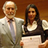 El decano Luis Ortiz junto a una egresada del Diploma en Contratación Civil y Comercial Moderna. 