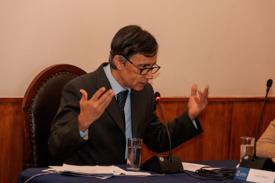 El moderador, profesor Álvaro Anríquez.