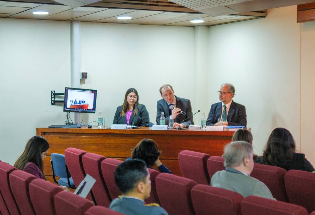 La obra reúne trabajos desarrollados por los integrantes del Programa de Estudios Antárticos de nuestra Facultad.