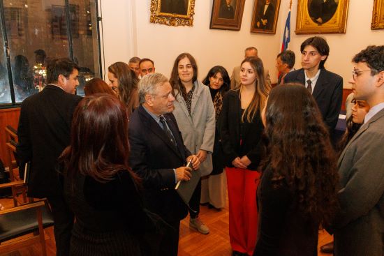 Decano Pablo Ruiz Tagle dialoga con los pasantes.