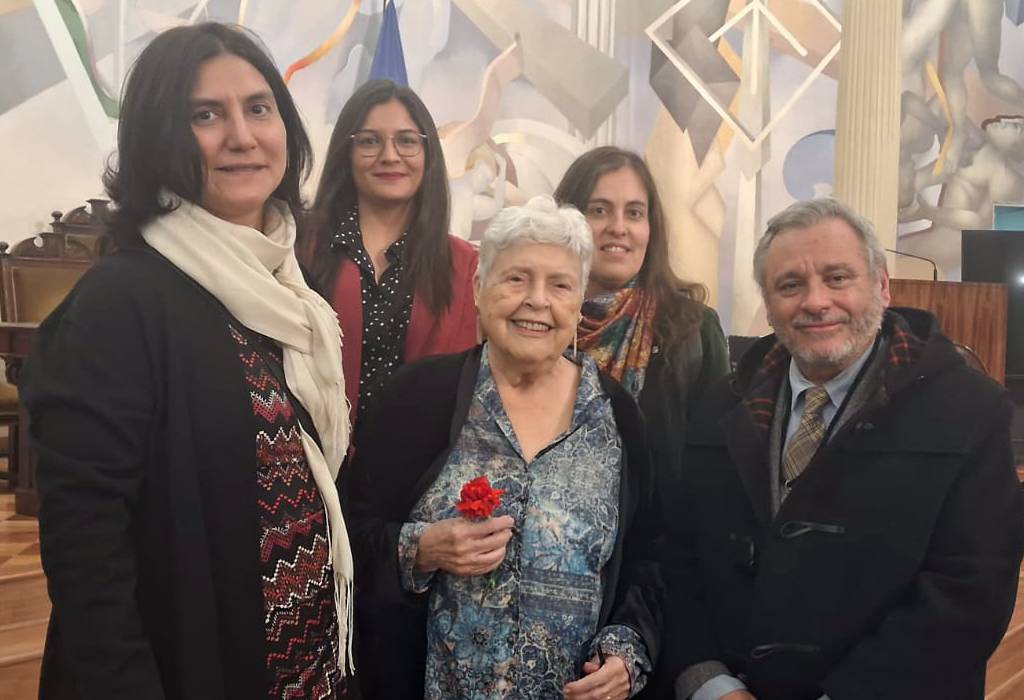 De izquierda a derecha, las profesoras Claudia Cárdenas, Constanza Núñez, Cecilia Medina, Cecilia Domínguez y el Decano Pablo Ruiz-Tagle.