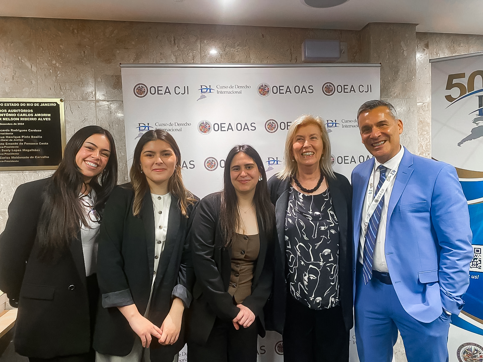Las estudiantes ganadoras del Moot de Río de Janeiro junto a la catedrática de Derecho Internacional Privado de la Universidad de la República, Uruguay, Cecilia Fresnedo; y el Director del Departamento de Derecho Internacional de la OEA, Dante Negro.