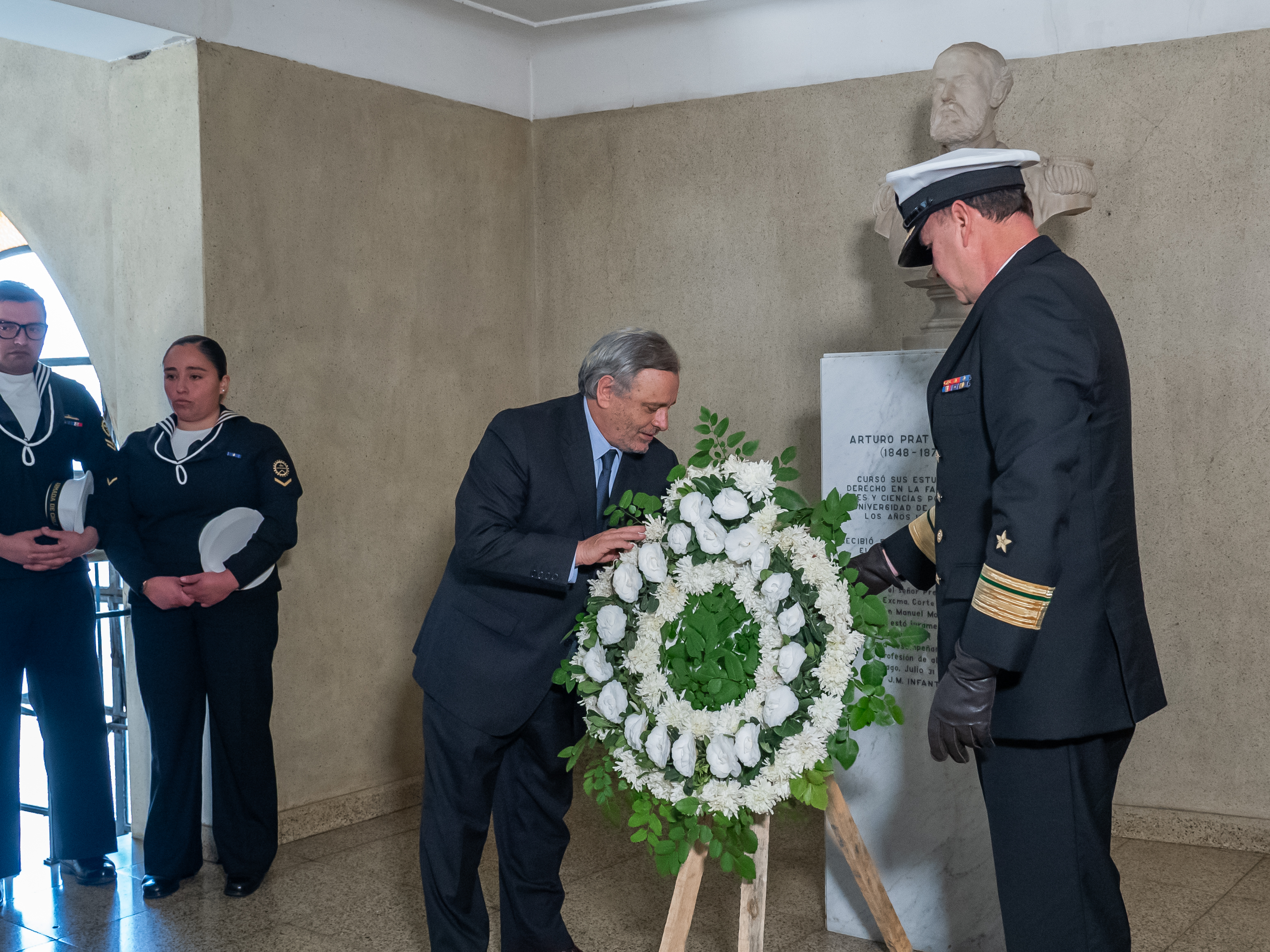 Las autoridades que encabezaron la actividad dejaron una ofrenda floral frente al busto de Arturo Prat, ubicado en el edificio de Pío Nono.