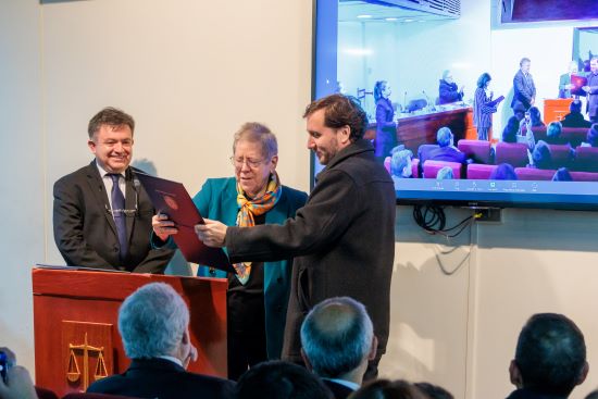 Recibe reconocimiento Pablo Terrazas.