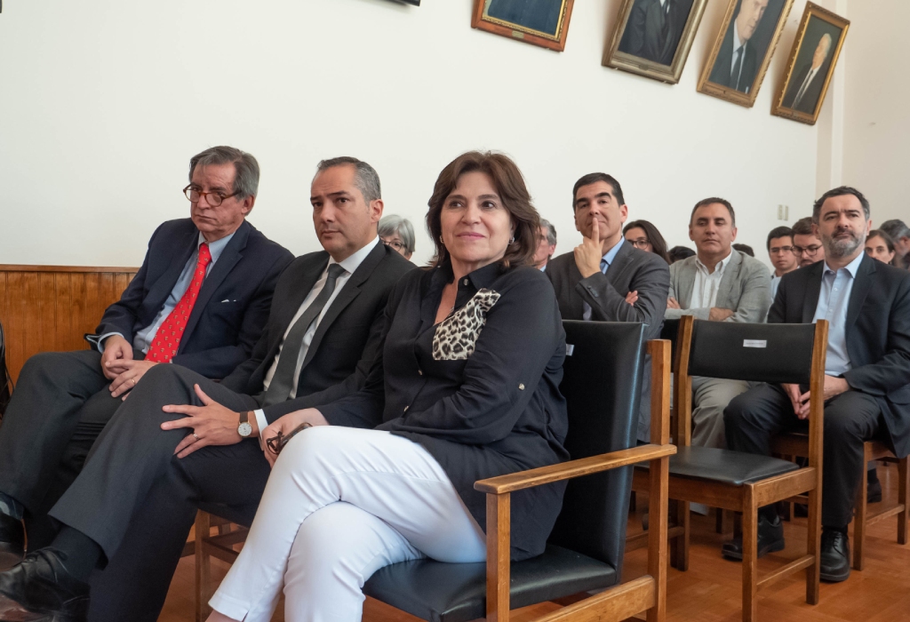 La Ministra Ana Lya Uriarte fue una de las autoridades presentes en la presentación del "El vuelco constituyente".