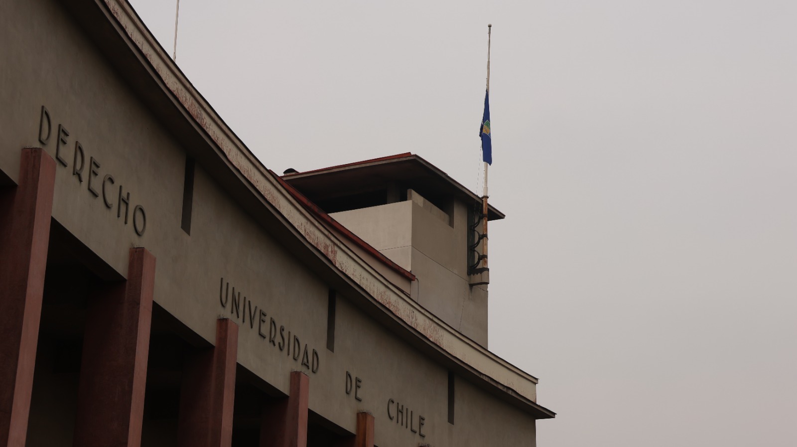 Como señal de duelo por la muerte del profesor Montt, la Facultad iza la bandera a media asta.