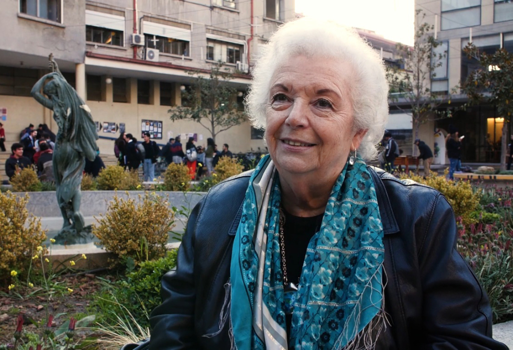 La profesora Montt desempeñó labores docentes en los Departamento de Derecho del Trabajo y de la Seguridad Social, y Enseñanza Clínica del Derecho. Fotografía del año 2019, en el Patio Central de la Facultad.